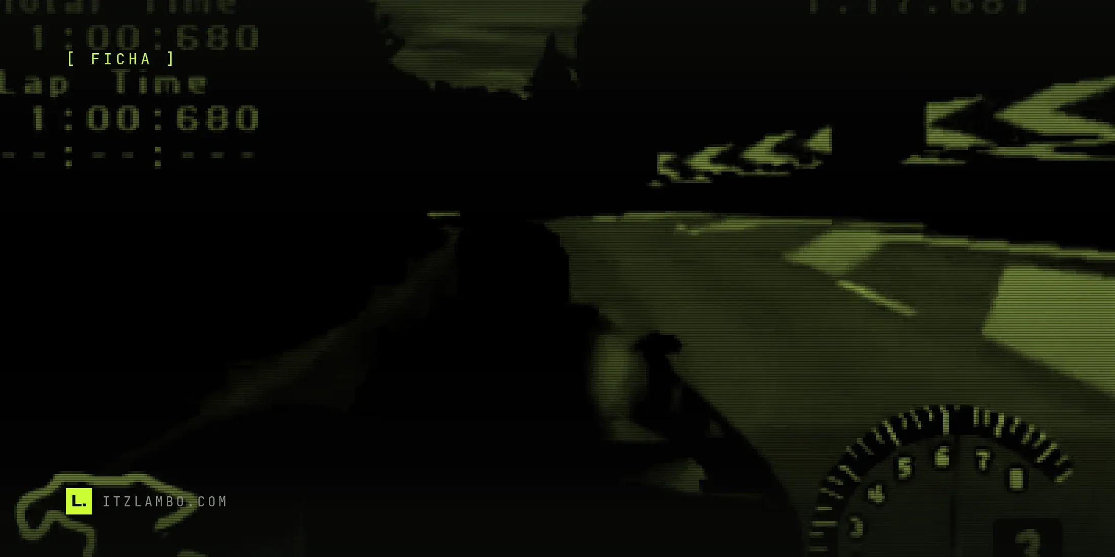 Fotograma del juego original de PlayStation: un auto verde oscuro frena antes de una curva con vallas rojas y blancas en un circuito boscoso; el HUD muestra el tiempo de vuelta, el minimapa y el tacómetro con el indicador de marcha.