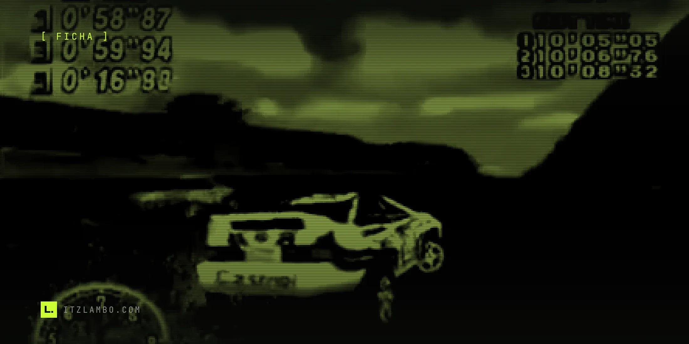 Fotograma del juego en Sega Saturn: un auto de rally blanco y rojo se desliza de costado sobre una pista de tierra color ocre entre montañas, con el cielo despejado de fondo; en pantalla se ven el marcador de vueltas, los mejores tiempos y el velocímetro del HUD.